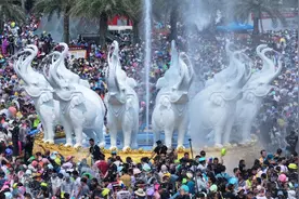 云南西双版纳庆祝泼水节图片