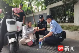女子骑车时突发低血糖摔倒，民警给她送上巧克力与矿泉水补充能量图片