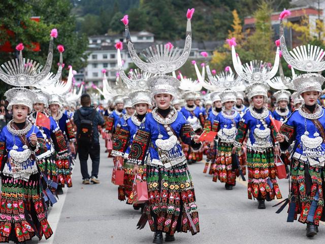 万名游客赴雷山过苗年