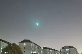 昨晚流星划过上海夜空，专家：是火流星，亮成这样不算很常见图片