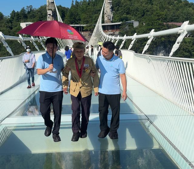 悬崖上的感动：张家界大峡谷景区推出礼敬军人特别举措