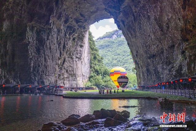 湖北利川：“溶洞+文化”清凉游引游客打卡
