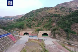 云南在建最长分离式双向六车道公路隧道贯通图片