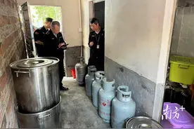 12个煤气罐违规存放在30平方米小屋，东莞城管立案查处图片