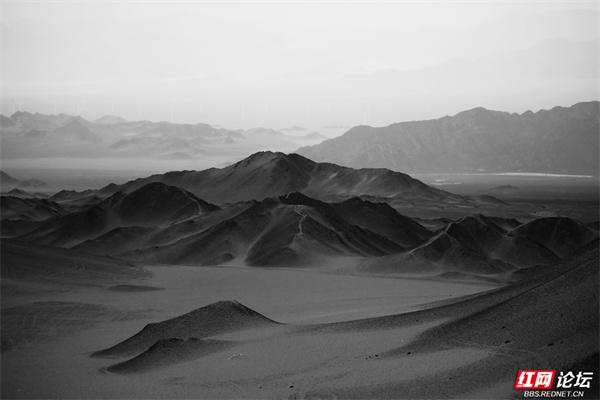去青海茫崖赴一场山海之约：胭脂山是大地的彩妆，黑独山是天地的留白