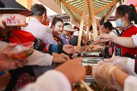 （社会）云南丘北：火热辣椒节图片