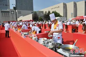 世界锅包肉大赛吉林开赛 中外选手争“厨神”图片