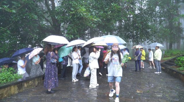 八方游客汇聚保山龙陵松山战役旧址缅怀先烈