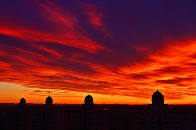 绝美朝霞来了！风歇月晕笼，霞流江泛红
