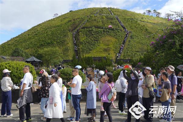 腾冲火山热海景区“双节”期间实现人气与服务质量双提升