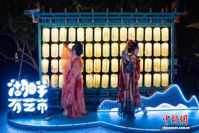 国庆中秋长假首日 杭州西湖景区人气旺