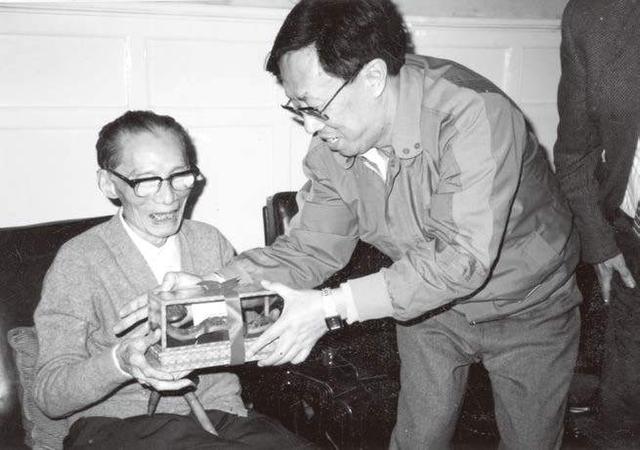 夏衍诞辰125周年｜专访沈芸：我爷爷终身都有地下党情结，他不喜欢讲苦难