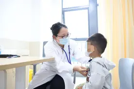 勇敢的孩子有“奖状”，萌娃打针不再哭，儿科门诊暖心小妙招获家长点赞图片