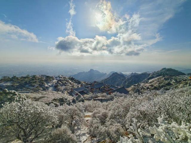 岱宗披霜缟 冰韵醉人间