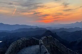 天清气朗，晚霞下的金山岭长城，美成油画图片