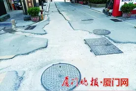 路面改造到一半停工，留下坑洼通行不便，居委会回应：施工队已进场重新修复图片