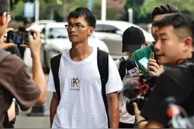 高考16年，唐尚珺来华师报到了！看了机器人展示，他觉得同学很厉害图片