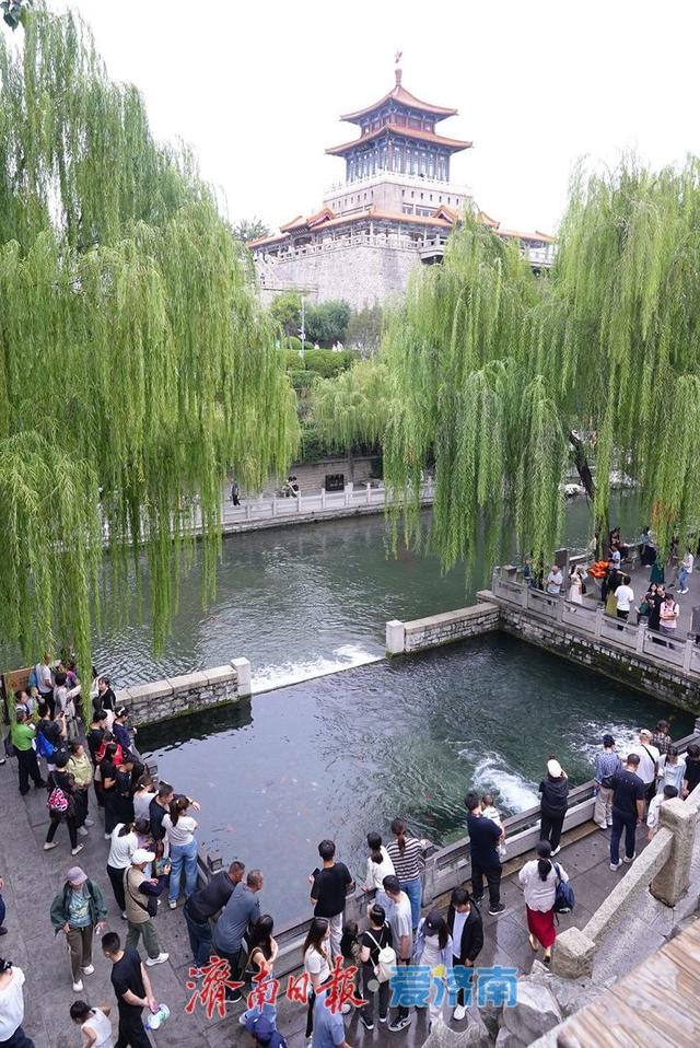 国庆假期第一天，黑虎泉畔游人如织
