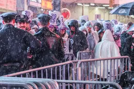 美国成千上万人涌入时代广场跨年，还有人当场求婚图片