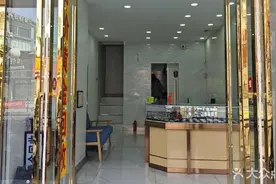 芜湖一金店“鬼秤”被指减重一半，博主拍下商家疑似操控遥控器动作图片