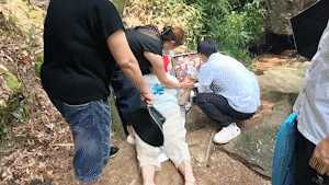事发梅岭！女子登山中暑，消防员奋力抢救！