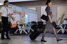 潮评丨空姐穿平底鞋上班，人性化关怀从脚下开始图片