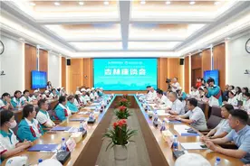 韩红基金会乡镇急救室·基层医护人员专科培训座谈会暨培训基地授牌仪式在吉大一院举行图片
