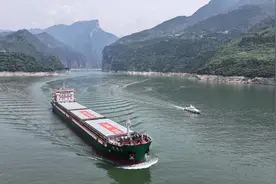 首艘万吨级海轮直航重庆，重庆海事多举措保障航行安全图片