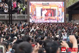 开封“王婆”回归“说媒”，景区启动限流措施图片