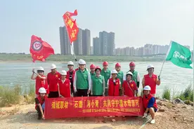 【湖南】中交二航局湖南常德艳洲枢纽开展公益净滩行动图片