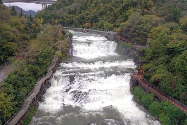 毕节七星关:响水滩瀑布再现“轰雷”盛景
