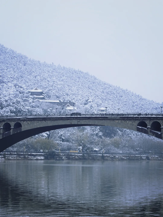 “洛阳怎么一下雪，就封神。”