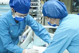 护士24小时丨湘雅二医院ICU：交错的监护仪提示音，没法坐热的板凳图片