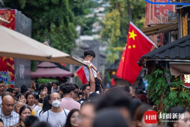 热门打卡地 国庆假期宽窄巷子客流满满｜图集