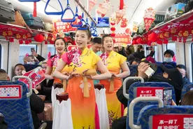 新春走基层丨“小火车”上听清音 候车室里看彩灯图片