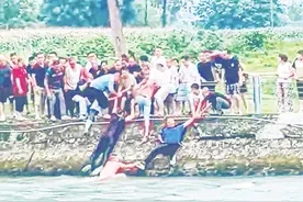 激流中，他们上演生死救援图片