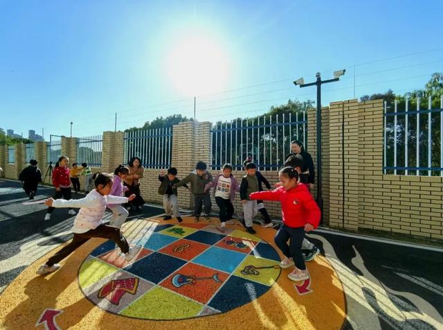 “北游记”VS《西游记》，棋类游戏“爬”上墙……在松江不少校园，课间还能这么玩