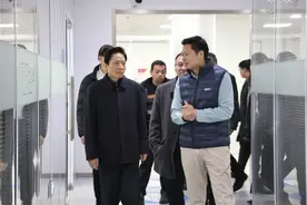 当好企业“最佳合伙人”！陆方舟走访调研重点企业、开展现场办公图片