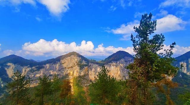 鹤峰八角岩的晚秋：绝壁丹霞染秋色 层林尽染绘诗意