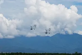 “猛龙”出击，亮剑海空，南部战区空军航空兵某旅组织跨昼夜多课目实战化训练图片
