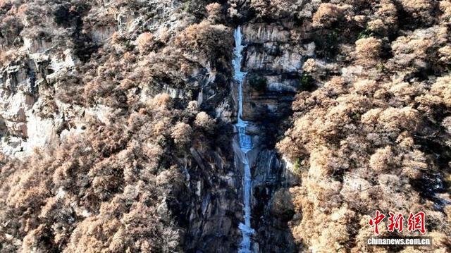 冬日华山变身“冰瀑仙境”