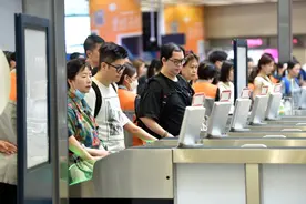 香港复活节假期“北上出游”成热词图片