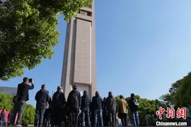 云南昆明：老兵后代相聚抗战胜利纪念堂缅怀先烈图片