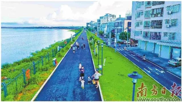 雷州水库化身“天空之镜” 一泓碧水穿城过 生态美景入画来