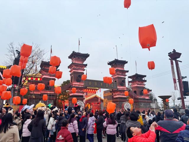 马上游湖北|咸宁一池温泉泡热“朋友圈”，外国友人穿着汉服泡青砖茶