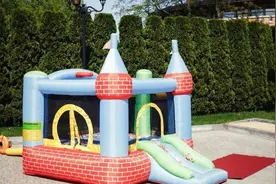 儿童在充气城堡玩耍受伤谁之过？图片