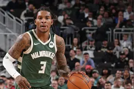 雄鹿队史首人！小波特加盟球队前十场比赛内砍下三双图片