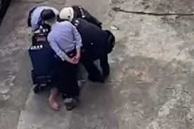 深圳龙岗警方通报“民警踩压违法人员脚部”：停职，严肃处理视频封面