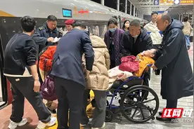 守护新春！旅客突发癫痫，岳阳东站紧急转运图片