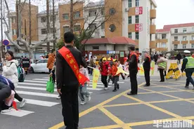 温馨延续，斑马线上的礼让力量在西海岸涌动图片